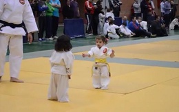 Trận judo siêu dễ thương của hai võ sĩ nhí 